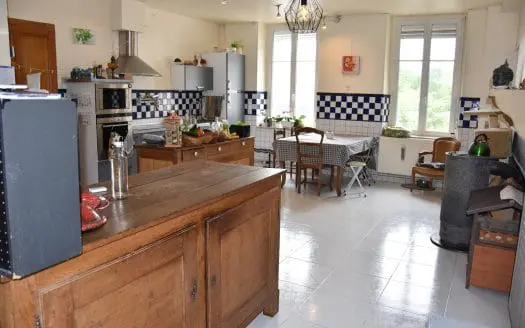 Appartement À vendre  3 chambres 169 m², 163000 €
