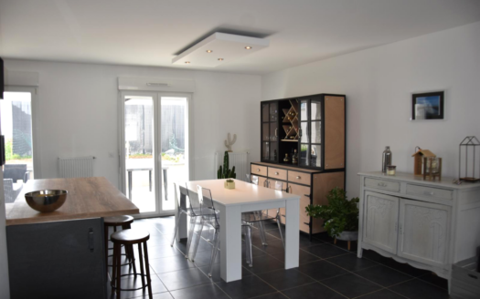 Maison À vendre 3 chambres 80.199996948242 m², 225000 €
