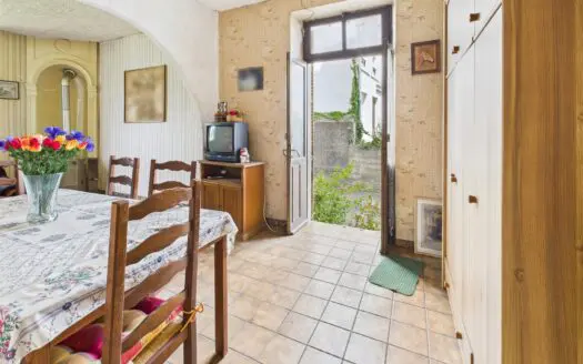 Appartement À vendre  1 chambre 64 m², 50000 €