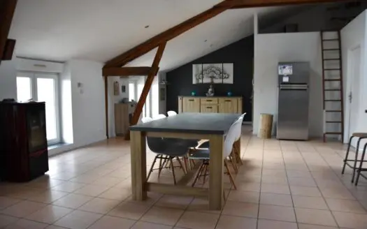 Appartement À vendre  3 chambres 115.84 m², 132000 €