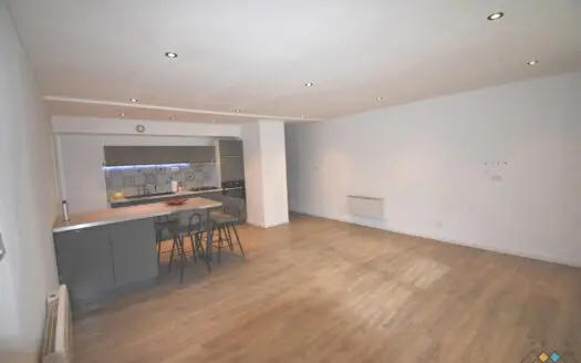 Appartement À vendre  2 chambres 77.02 m², 103000 €